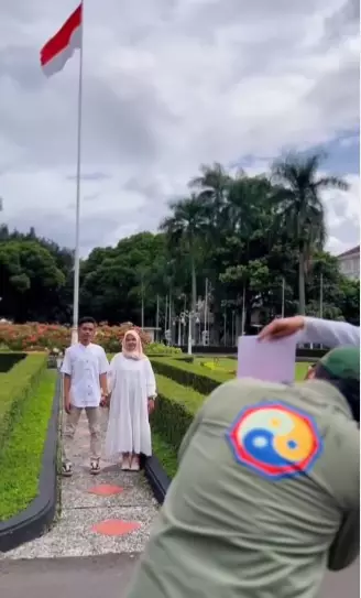 Momen Ridwan Kamil jadi fotografer prewedding dadakan © Instagram Momen Ridwan Kamil jadi fotografer prewedding dadakan © Instagram