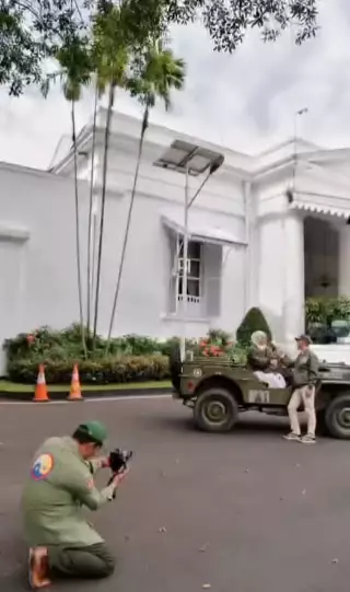 Momen Ridwan Kamil jadi fotografer prewedding dadakan © Instagram Momen Ridwan Kamil jadi fotografer prewedding dadakan © Instagram