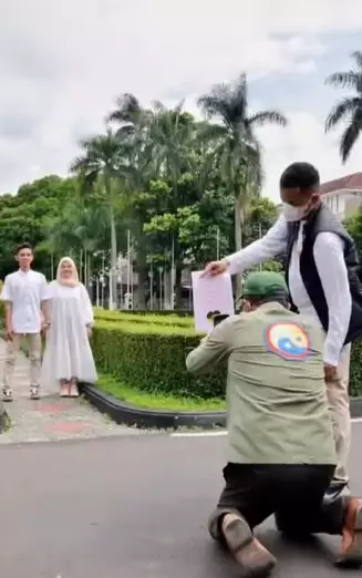 Momen Ridwan Kamil jadi fotografer prewedding dadakan © Instagram Momen Ridwan Kamil jadi fotografer prewedding dadakan © Instagram