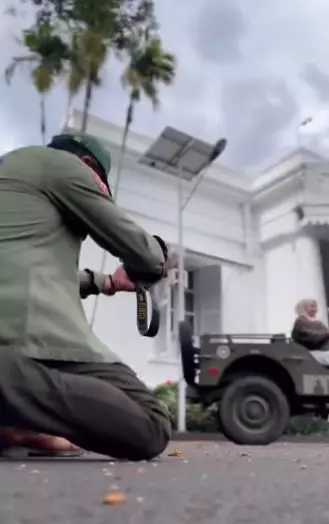 Momen Ridwan Kamil jadi fotografer prewedding dadakan © Instagram Momen Ridwan Kamil jadi fotografer prewedding dadakan © Instagram