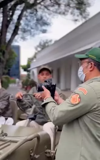 Momen Ridwan Kamil jadi fotografer prewedding dadakan © Instagram Momen Ridwan Kamil jadi fotografer prewedding dadakan © Instagram