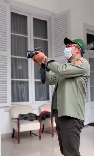 Momen Ridwan Kamil jadi fotografer prewedding dadakan © Instagram Momen Ridwan Kamil jadi fotografer prewedding dadakan © Instagram