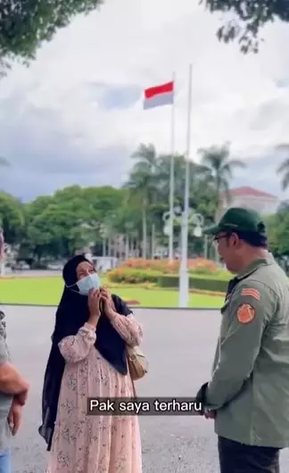 Momen Ridwan Kamil jadi fotografer prewedding dadakan © Instagram Momen Ridwan Kamil jadi fotografer prewedding dadakan © Instagram