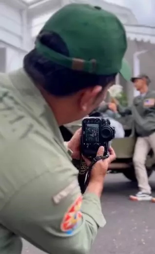 Momen Ridwan Kamil jadi fotografer prewedding dadakan © Instagram Momen Ridwan Kamil jadi fotografer prewedding dadakan © Instagram