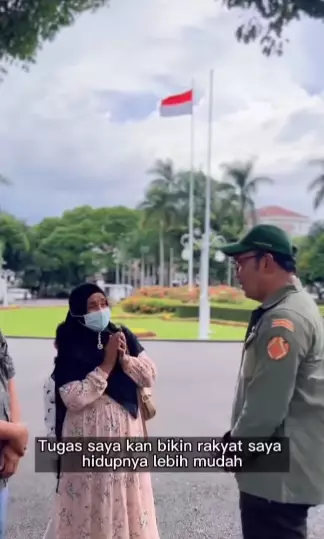 Momen Ridwan Kamil jadi fotografer prewedding dadakan © Instagram Momen Ridwan Kamil jadi fotografer prewedding dadakan © Instagram