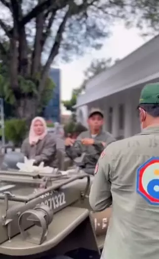 Momen Ridwan Kamil jadi fotografer prewedding dadakan © Instagram Momen Ridwan Kamil jadi fotografer prewedding dadakan © Instagram