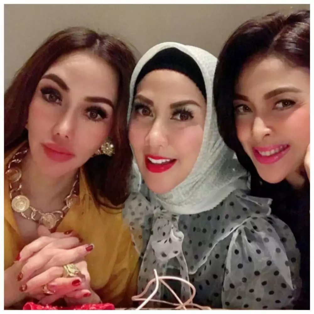 Potret persahabatan Venna Melinda & Indira Soediro © Instagram Potret persahabatan Venna Melinda & Indira Soediro © Instagram