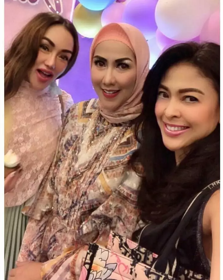 Potret persahabatan Venna Melinda & Indira Soediro © Instagram Potret persahabatan Venna Melinda & Indira Soediro © Instagram