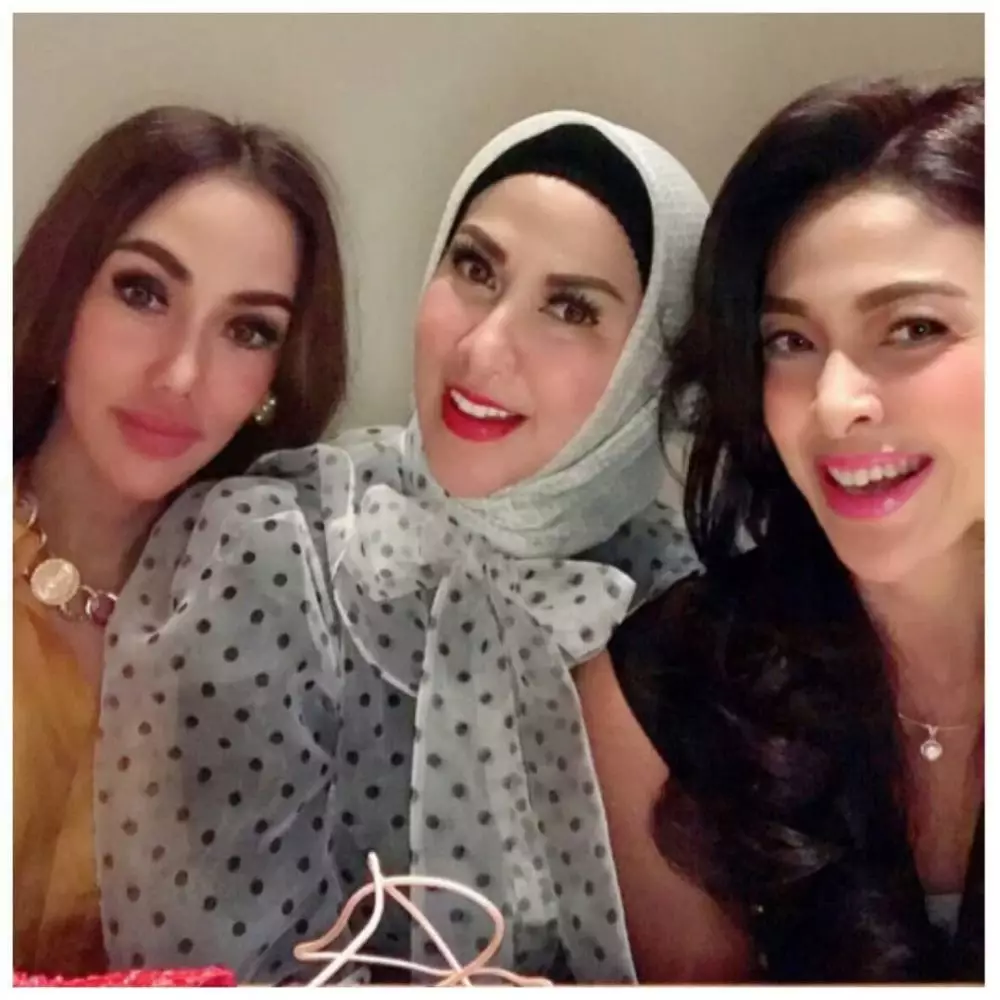 Potret persahabatan Venna Melinda & Indira Soediro © Instagram Potret persahabatan Venna Melinda & Indira Soediro © Instagram