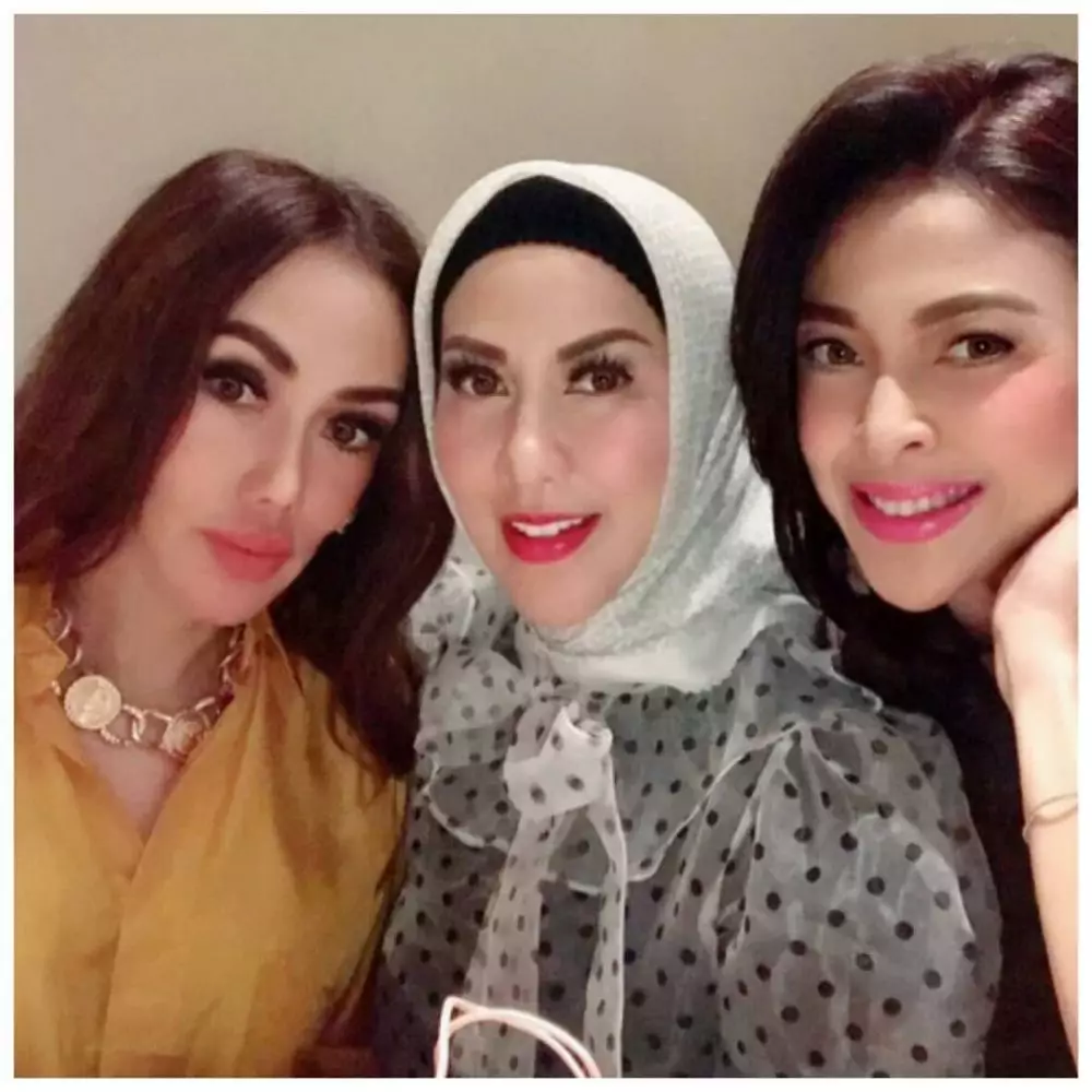 Potret persahabatan Venna Melinda & Indira Soediro © Instagram Potret persahabatan Venna Melinda & Indira Soediro © Instagram