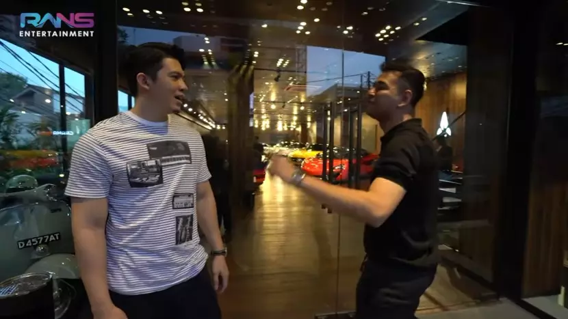 Momen Raffi Ahmad belikan Irwansyah mobil © YouTube