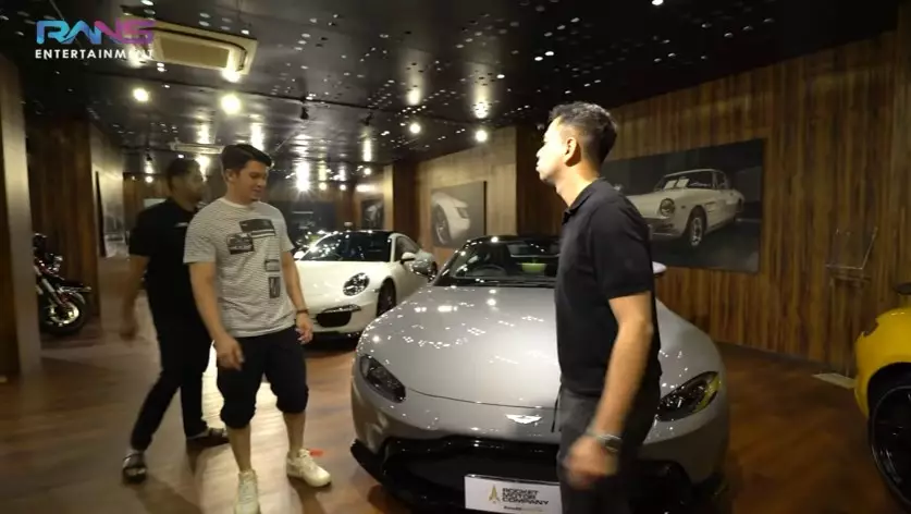 Momen Raffi Ahmad belikan Irwansyah mobil © YouTube