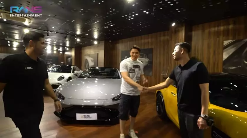 Momen Raffi Ahmad belikan Irwansyah mobil © YouTube