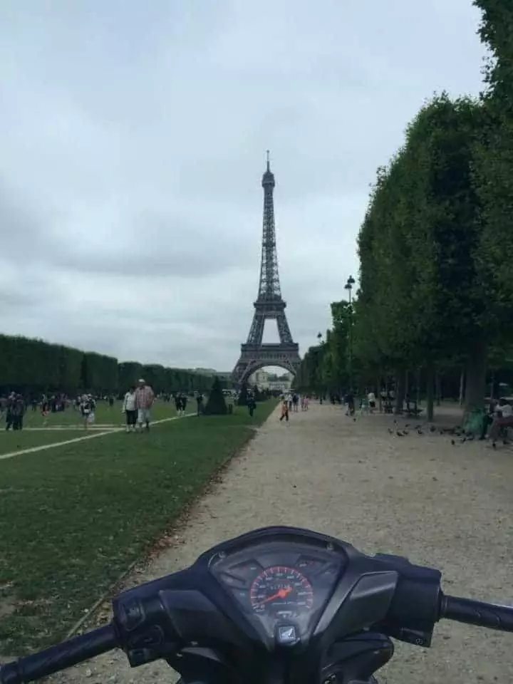 Foto editan netizen liburan ke Paris © 2022 brilio.net