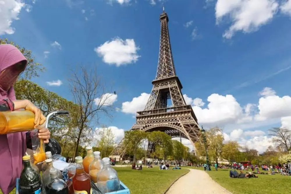 Foto editan netizen liburan ke Paris © 2022 brilio.net