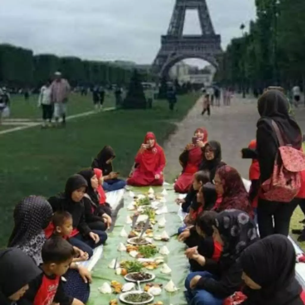 13 Foto editan netizen liburan ke Paris ini hasilnya bikin ngakak
