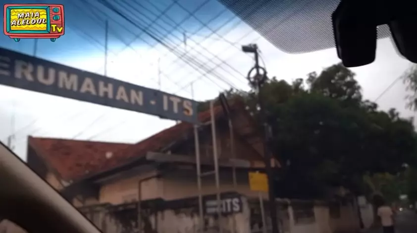 potret rumah masa kecil Maia Estianty di Surabaya © YouTube