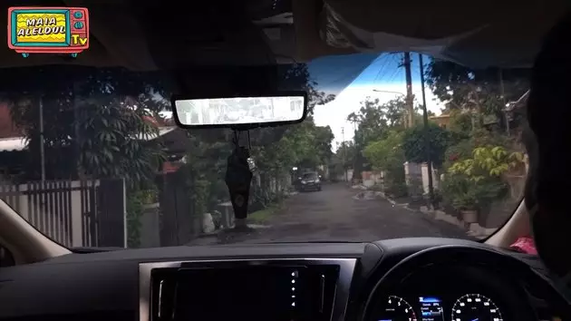 potret rumah masa kecil Maia Estianty di Surabaya © YouTube