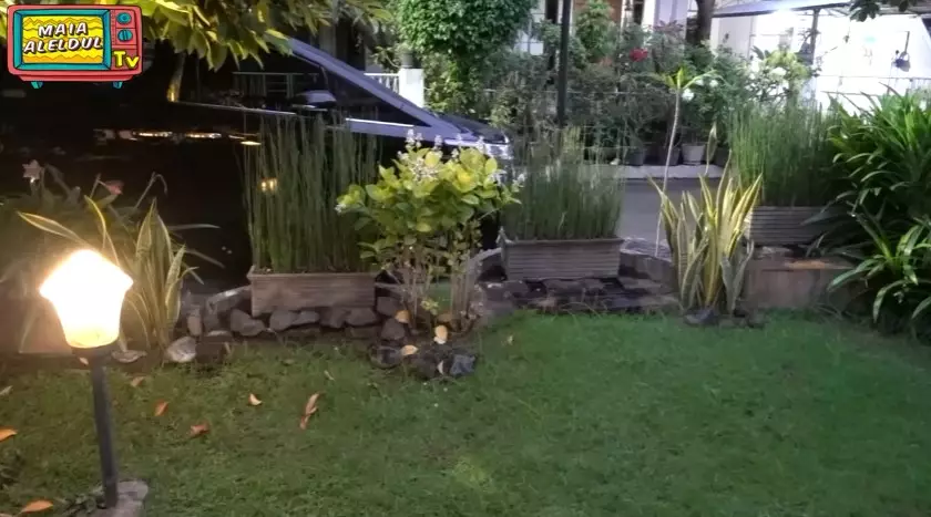 potret rumah masa kecil Maia Estianty di Surabaya © YouTube