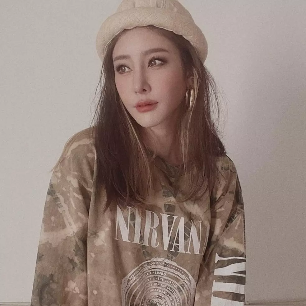 9 Potret prosesi pemakaman Tangmo Nida, kekasih tak kuasa tahan pilu