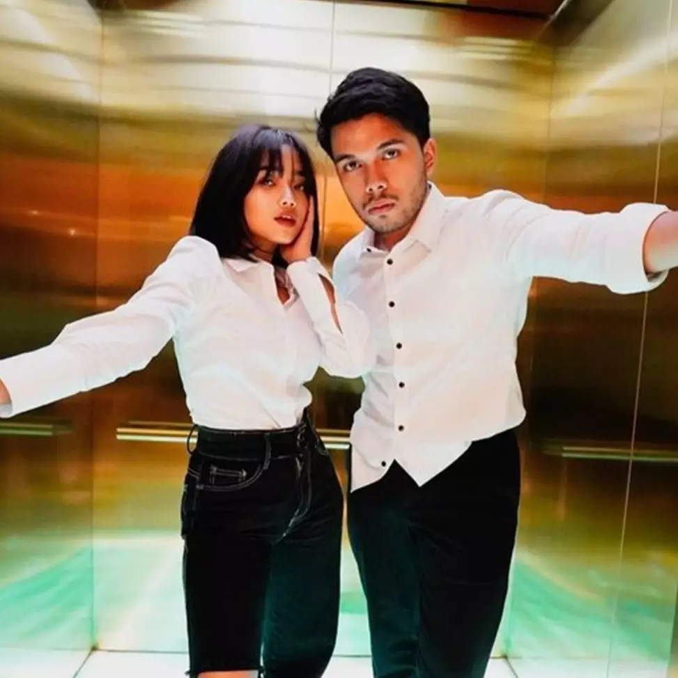 Unggah mirror selfie, foto di case HP Fuji ini jadi sorotan