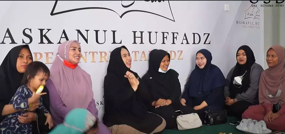rumah ayah Ria Ricis jadi pesantren © YouTube