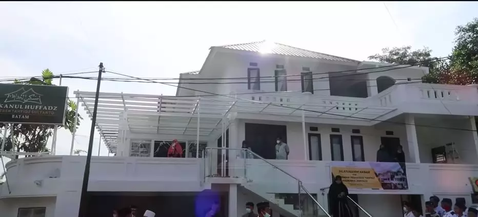 rumah ayah Ria Ricis jadi pesantren © YouTube