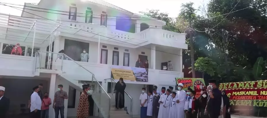 rumah ayah Ria Ricis jadi pesantren © YouTube