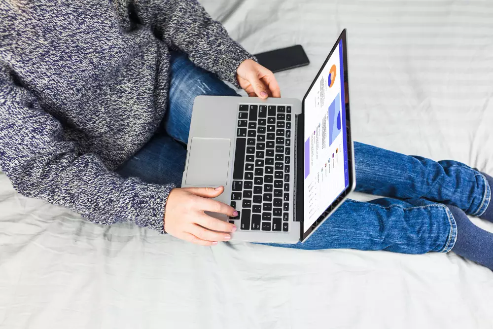 Cara download Play Store di laptop freepik.com