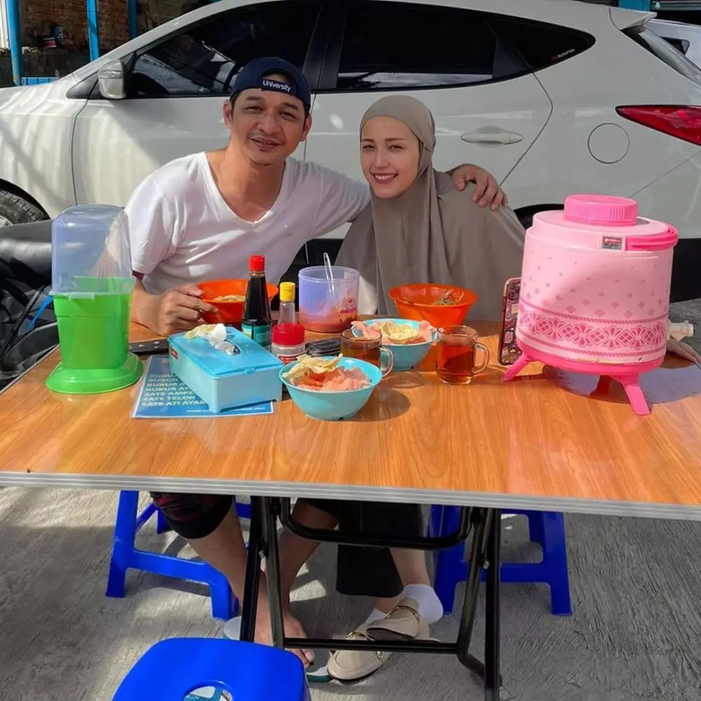 Gaya 5 vokalis band makan pinggir jalan Berbagai sumber