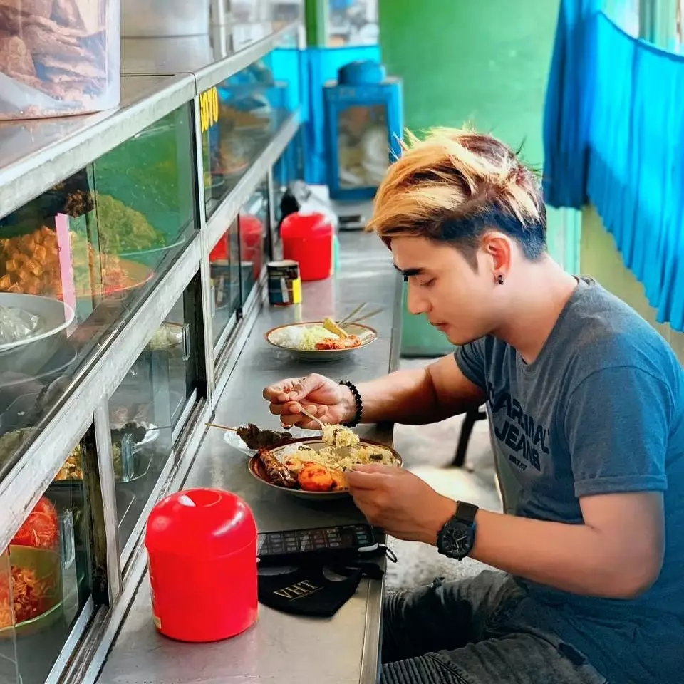 Gaya 5 vokalis band makan pinggir jalan Berbagai sumber