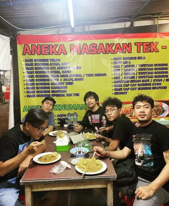 Gaya 5 vokalis band makan pinggir jalan Berbagai sumber