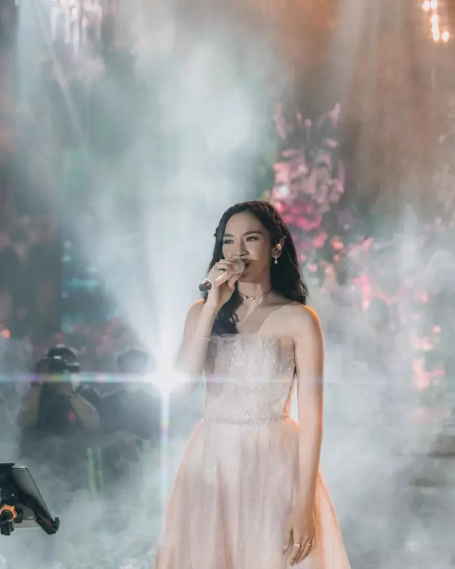 Pesona Lyodra nyanyi di nikahan © Instagram