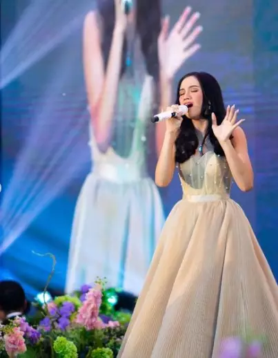 Pesona Lyodra nyanyi di nikahan © Instagram