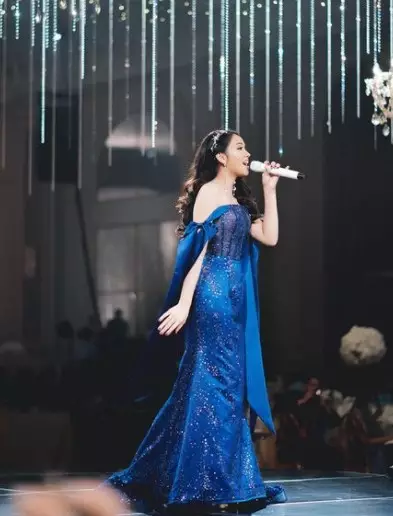 Pesona Lyodra nyanyi di nikahan © Instagram