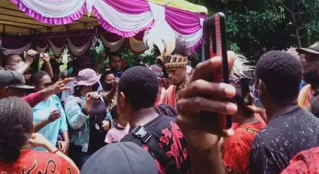 Momen lamaran Ricky Kambuaya © berbagai sumber