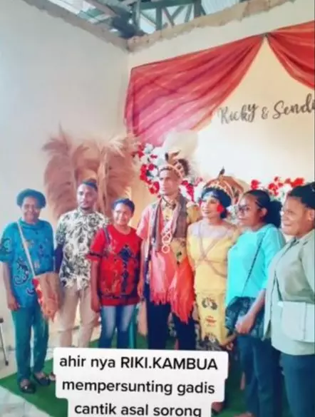 Momen lamaran Ricky Kambuaya © berbagai sumber