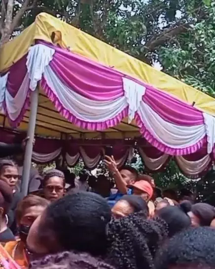 Momen lamaran Ricky Kambuaya © berbagai sumber