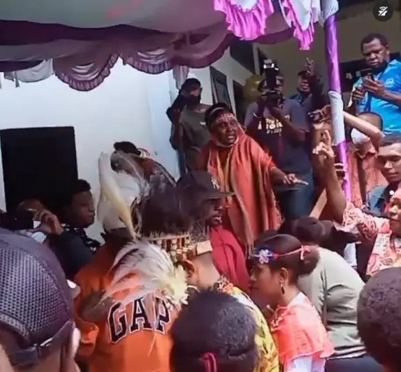 Momen lamaran Ricky Kambuaya © berbagai sumber