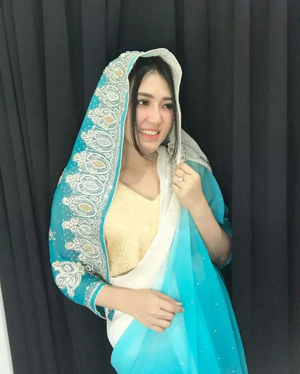 Pesona 11 pedangdut pakai lehenga, Lesty Kejora bak pengantin India berbagai sumber Pesona 11 pedangdut pakai lehenga, Lesty Kejora bak pengantin India berbagai sumber