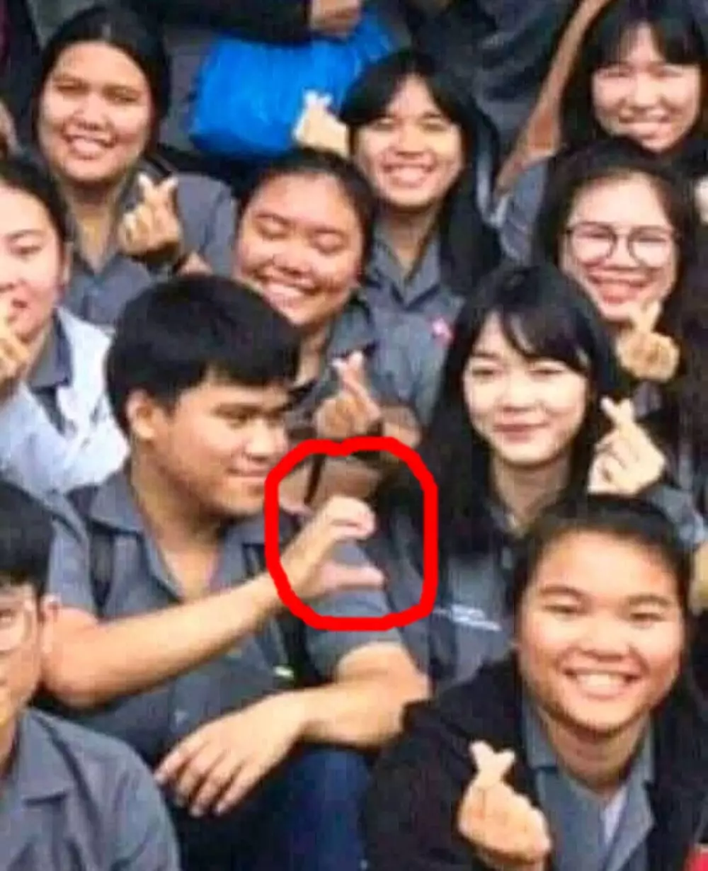 beda gaya sendiri saat foto bareng © Instagram