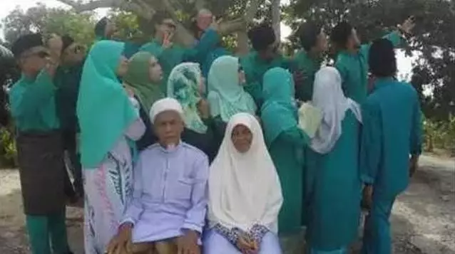 beda gaya sendiri saat foto bareng © Instagram