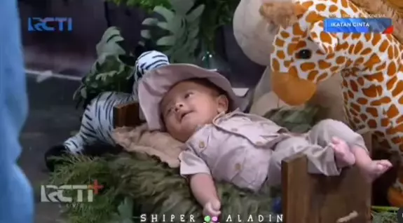 Pemotretan newborn Askara anak Andin © Instagram Pemotretan newborn Askara anak Andin © Instagram