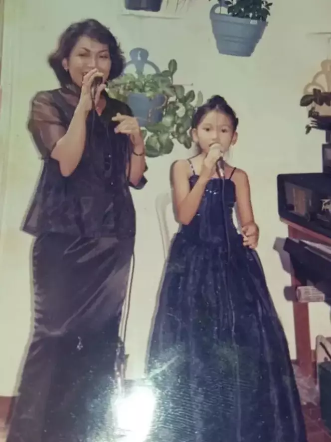 masa muda orang tua Ayu Ting Ting Berbagai sumber