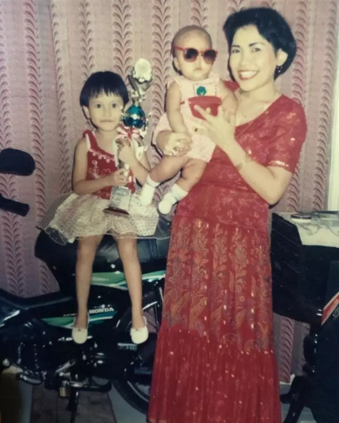 masa muda orang tua Ayu Ting Ting Berbagai sumber