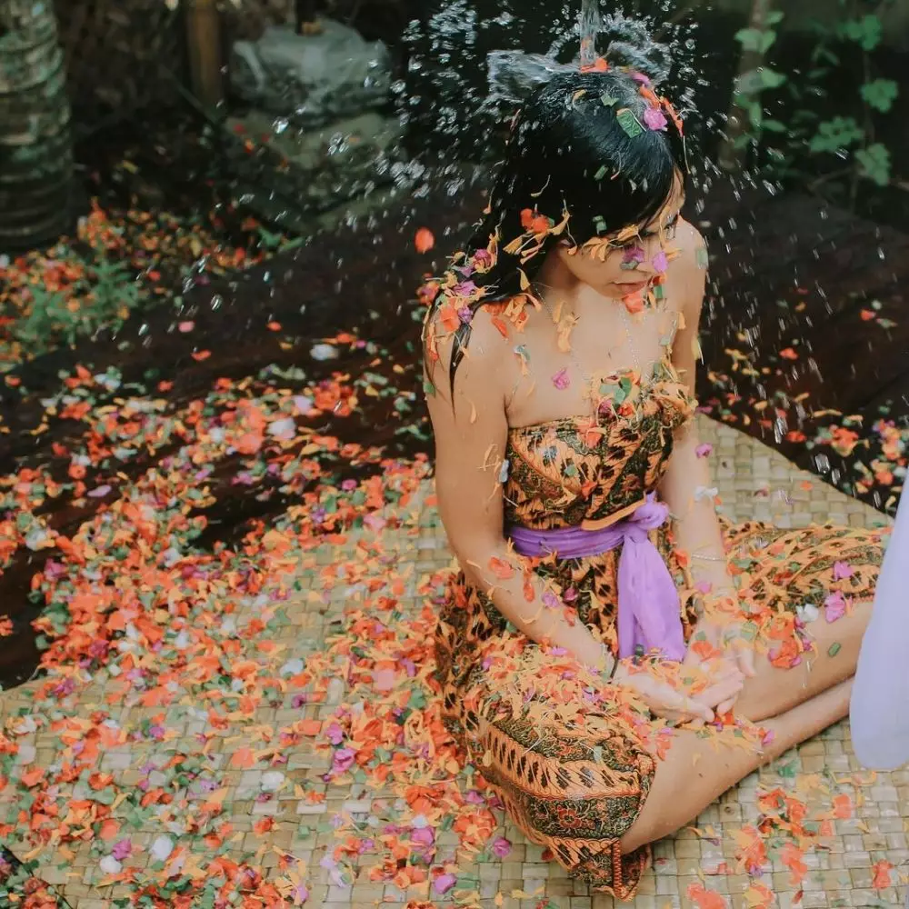 Momen Valerie Thomas jalani prosesi melukat di Bali © Instagram