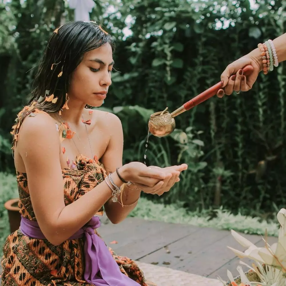 Momen Valerie Thomas jalani prosesi melukat di Bali © Instagram