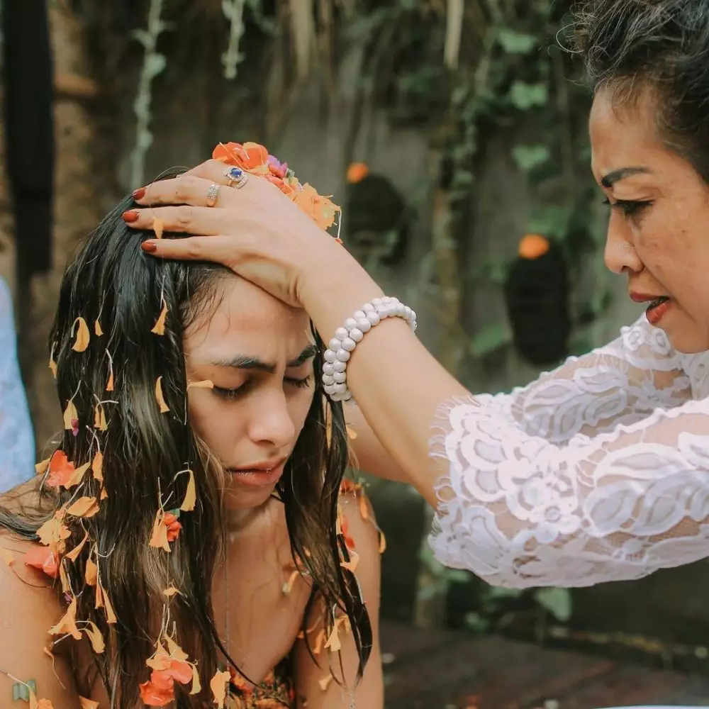 Momen Valerie Thomas jalani prosesi melukat di Bali © Instagram