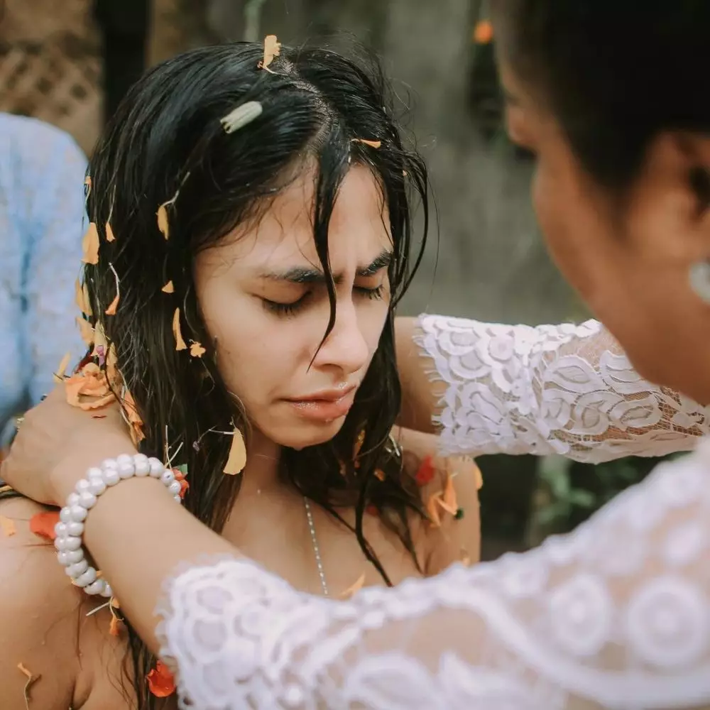 Momen Valerie Thomas jalani prosesi melukat di Bali © Instagram