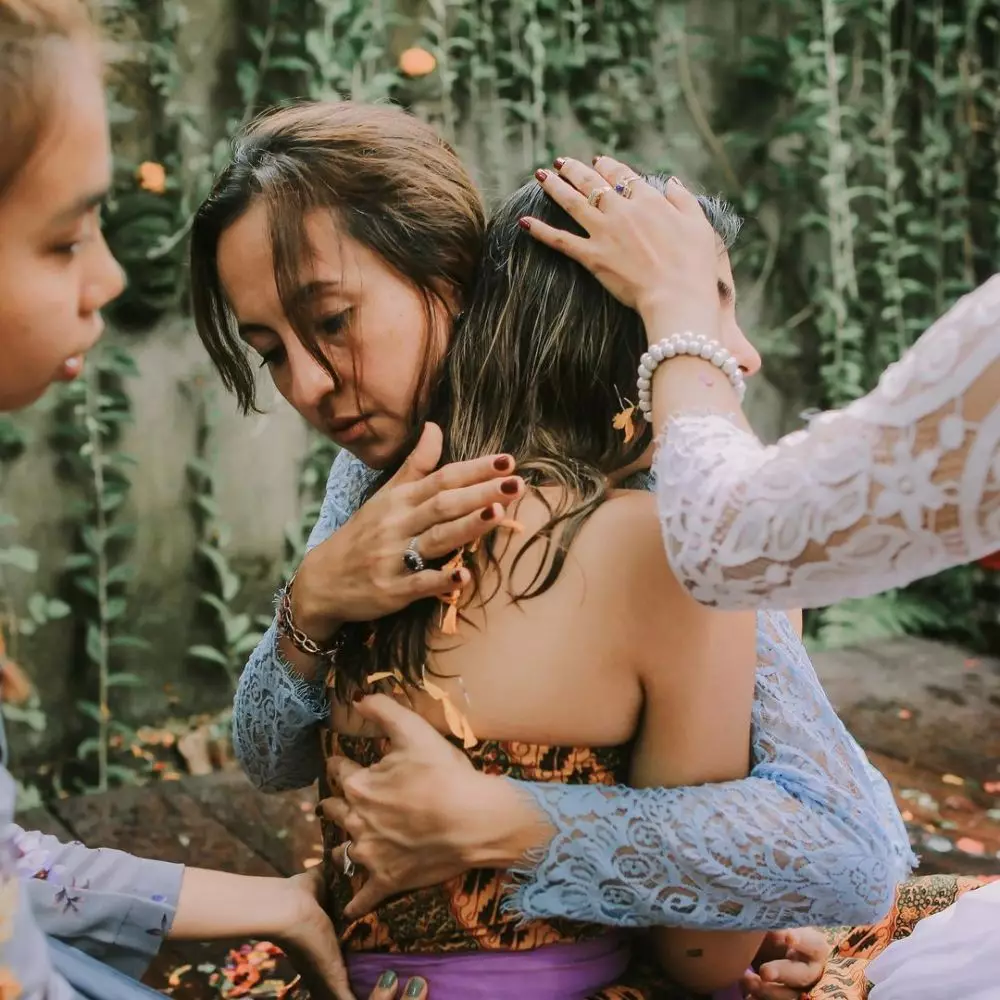 Momen Valerie Thomas jalani prosesi melukat di Bali © Instagram